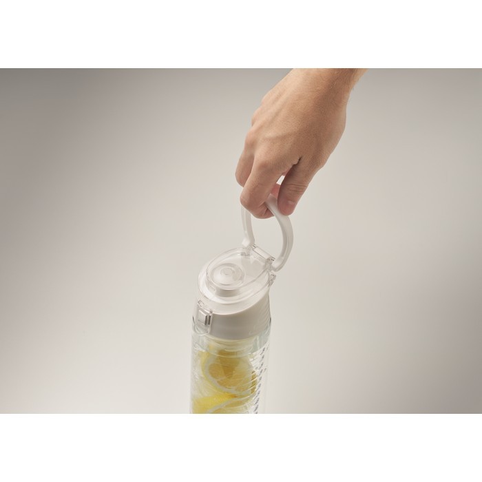 Botella de agua con infusor extraíble en el centro y asa de transporte color blanco vista fotografía quinta vista Botella de agua con infusor extraíble en el centro y asa de transporte color blanco vista fotografía quinta vista