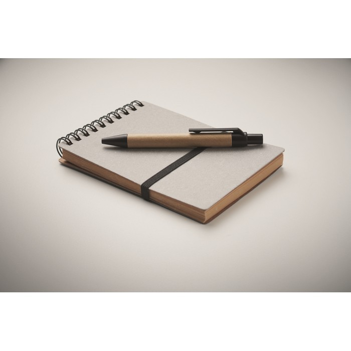 Libreta con bolígrafo de tinta azul y banda elástica hojas a rayas color gris vista fotografía cuarta vista