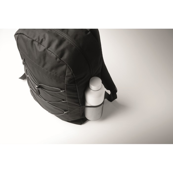 Mochila de poliéster RPET con bolsillos de malla a ambos lados color negro vista fotografía cuarta vista Mochila de poliéster RPET con bolsillos de malla a ambos lados color negro vista fotografía cuarta vista