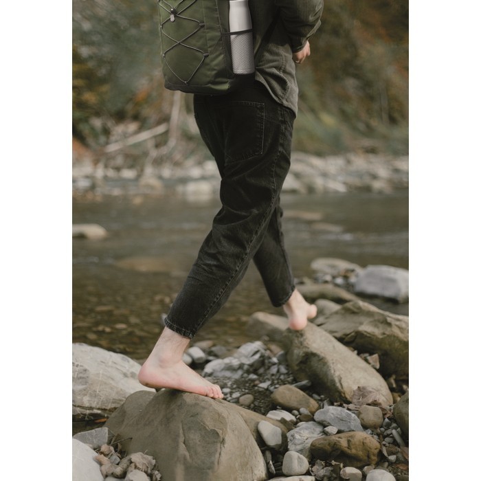 Mochila de poliéster RPET con bolsillos de malla a ambos lados color verde militar vista bodegón Mochila de poliéster RPET con bolsillos de malla a ambos lados color verde militar vista bodegón