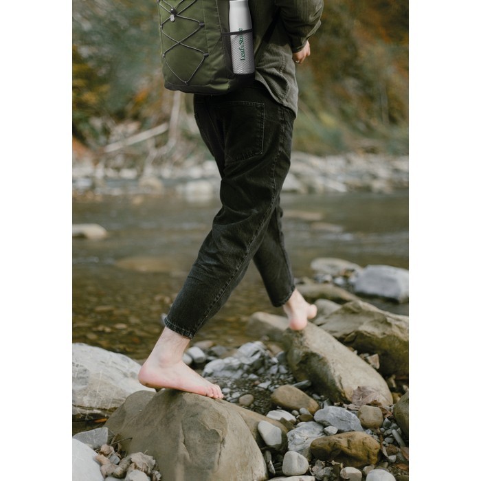 Mochila de poliéster RPET con bolsillos de malla a ambos lados color verde militar vista bodegón principal Mochila de poliéster RPET con bolsillos de malla a ambos lados color verde militar vista bodegón principal