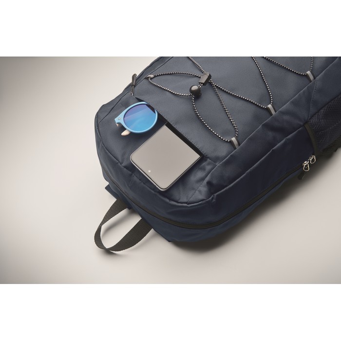 Mochila de poliéster RPET con bolsillos de malla a ambos lados color azul marino vista fotografía tercera vista Mochila de poliéster RPET con bolsillos de malla a ambos lados color azul marino vista fotografía tercera vista