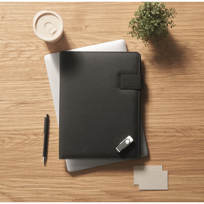 Portafolios de cuero con power bank y cargador inalámbrico A4 color negro vista bodegón Portafolios de cuero con power bank y cargador inalámbrico A4 color negro vista bodegón