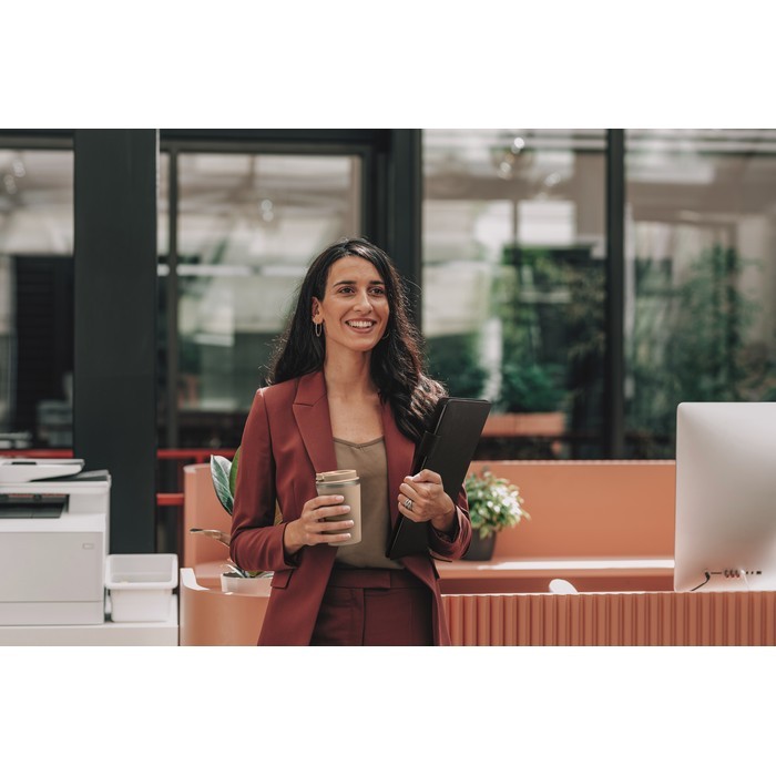 Portafolios de cuero con power bank y cargador inalámbrico A4 color negro segunda vista bodegón Portafolios de cuero con power bank y cargador inalámbrico A4 color negro segunda vista bodegón