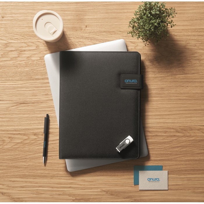 Portafolios de cuero con power bank y cargador inalámbrico A4 color negro segunda vista bodegón principal Portafolios de cuero con power bank y cargador inalámbrico A4 color negro segunda vista bodegón principal