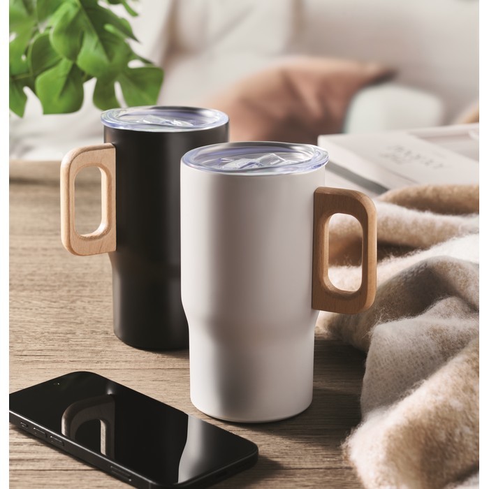 Taza de acero inoxidable reciclado con asa de madera 350ml color blanco vista bodegón Taza de acero inoxidable reciclado con asa de madera 350ml color blanco vista bodegón