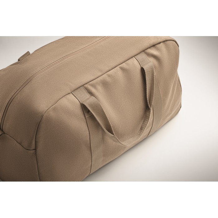 Bolsa de viaje monocromática de tejido reciclado con doble asa color caqui vista fotografía cuarta vista Bolsa de viaje monocromática de tejido reciclado con doble asa color caqui vista fotografía cuarta vista