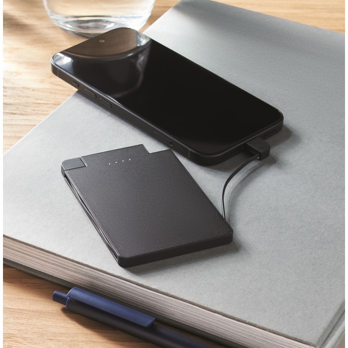 Powerbank magnética con cables incorporados en la misma 2.500 mAh color negro vista bodegón Powerbank magnética con cables incorporados en la misma 2.500 mAh color negro vista bodegón