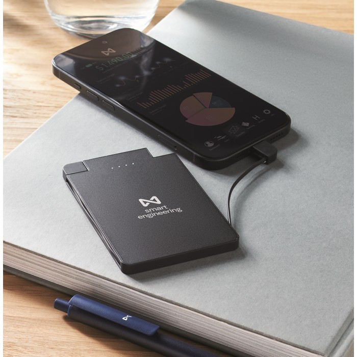 Powerbank magnética con cables incorporados en la misma 2.500 mAh color negro vista bodegón principal Powerbank magnética con cables incorporados en la misma 2.500 mAh color negro vista bodegón principal