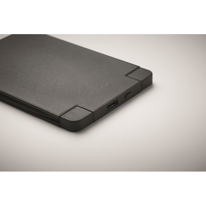 Powerbank magnética con cables incorporados en la misma 2.500 mAh color negro vista fotografía quinta vista Powerbank magnética con cables incorporados en la misma 2.500 mAh color negro vista fotografía quinta vista