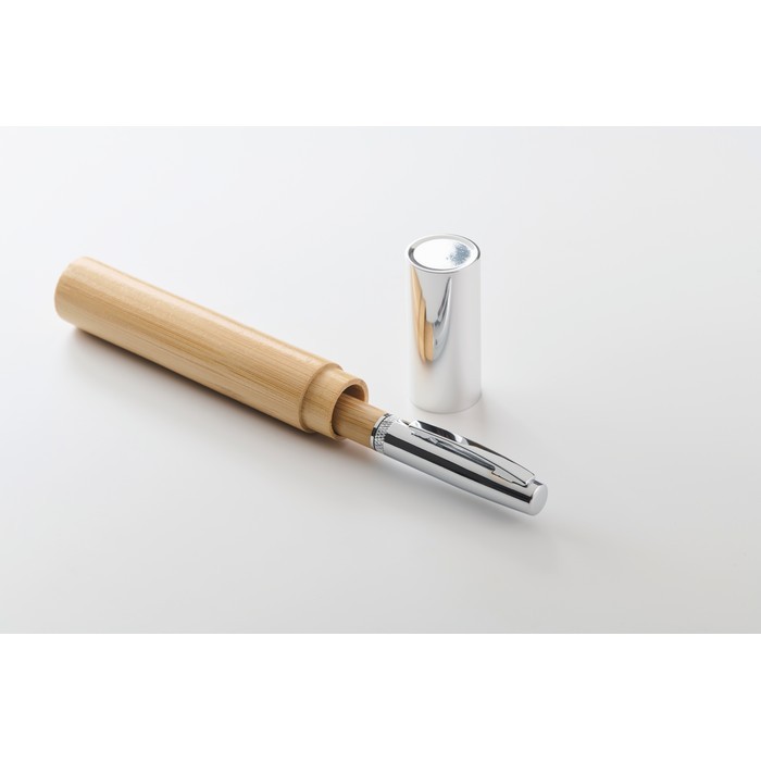 Bolígrafo con cuerpo de bambú en caja cilíndrica a juego tinta azul color madera vista fotografía cuarta vista Bolígrafo con cuerpo de bambú en caja cilíndrica a juego tinta azul color madera vista fotografía cuarta vista