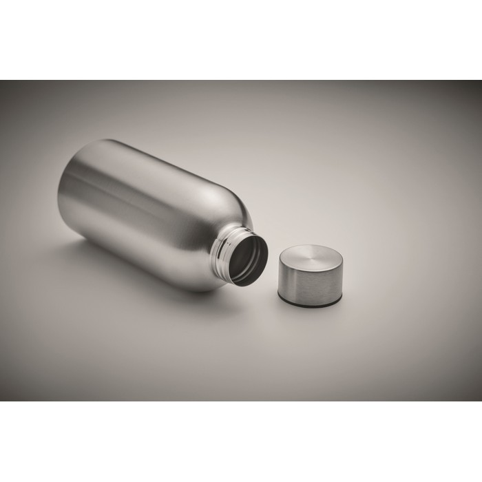 Botella monocromática antifugas de acero inoxidable reciclado 500ml color plateado mate vista fotografía tercera vista