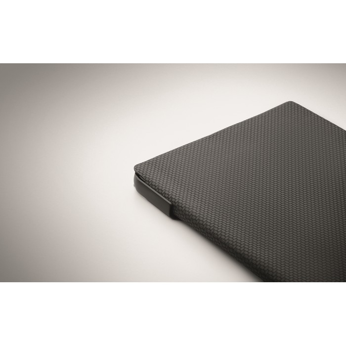 Libreta de tapa rígida  con bolígrafo en el interior A5 hojas a rayas color negro vista fotografía quinta vista Libreta de tapa rígida  con bolígrafo en el interior A5 hojas a rayas color negro vista fotografía quinta vista