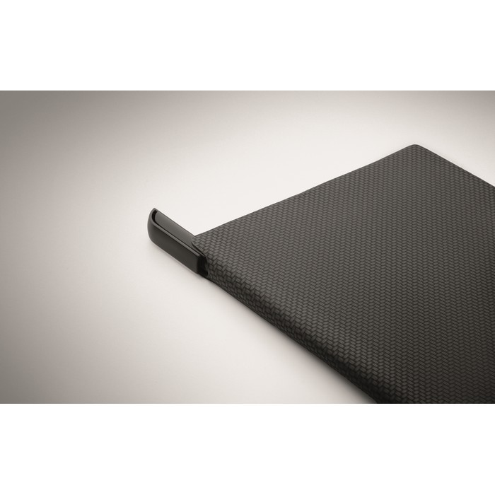 Libreta de tapa rígida  con bolígrafo en el interior A5 hojas a rayas color negro vista fotografía sexta vista Libreta de tapa rígida  con bolígrafo en el interior A5 hojas a rayas color negro vista fotografía sexta vista