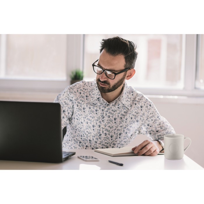 Libreta de tapa rígida  con bolígrafo en el interior A5 hojas a rayas color azul marino segunda vista bodegón Libreta de tapa rígida  con bolígrafo en el interior A5 hojas a rayas color azul marino segunda vista bodegón
