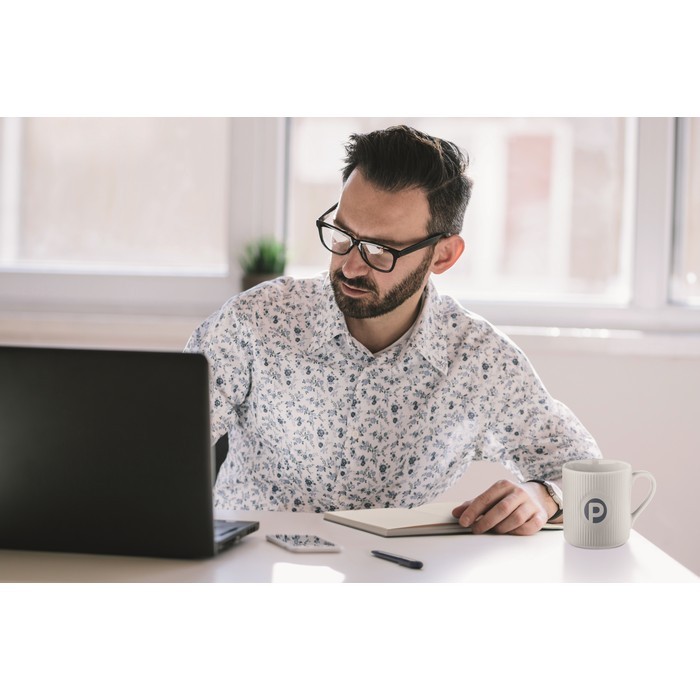 Libreta de tapa rígida  con bolígrafo en el interior A5 hojas a rayas color azul marino segunda vista bodegón 2 Libreta de tapa rígida  con bolígrafo en el interior A5 hojas a rayas color azul marino segunda vista bodegón 2
