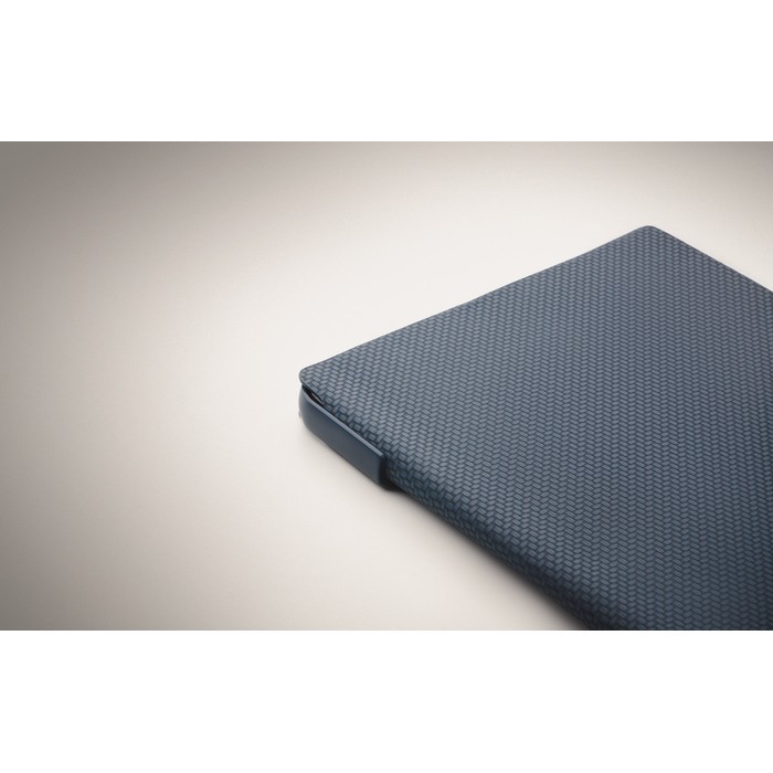 Libreta de tapa rígida  con bolígrafo en el interior A5 hojas a rayas color azul marino vista fotografía quinta vista Libreta de tapa rígida  con bolígrafo en el interior A5 hojas a rayas color azul marino vista fotografía quinta vista