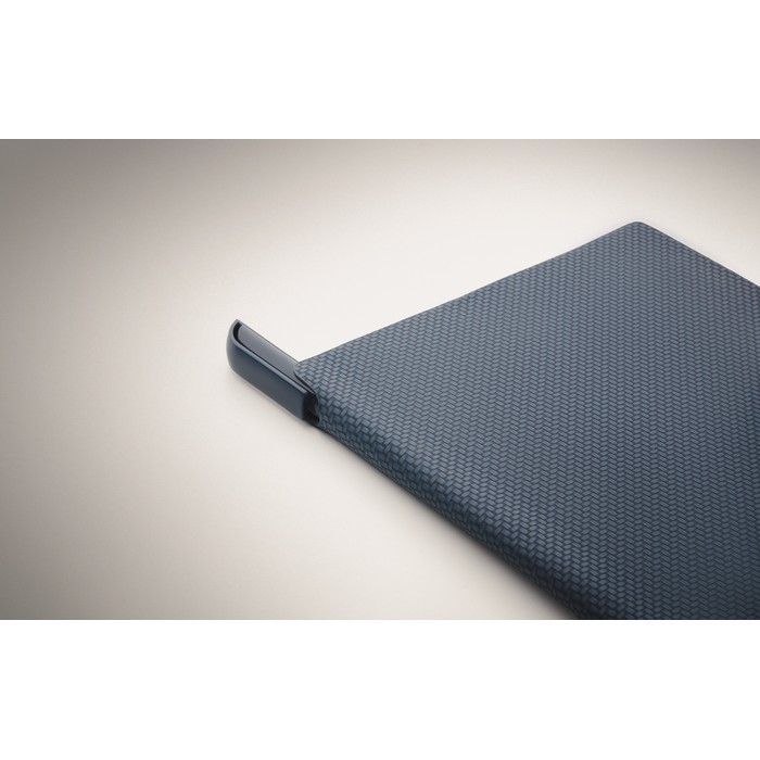 Libreta de tapa rígida  con bolígrafo en el interior A5 hojas a rayas color azul marino vista fotografía sexta vista Libreta de tapa rígida  con bolígrafo en el interior A5 hojas a rayas color azul marino vista fotografía sexta vista