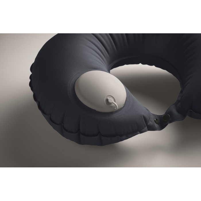 Almohada inflable de viaje con inflador y sistema de vaciado color azul vista fotografía tercera vista