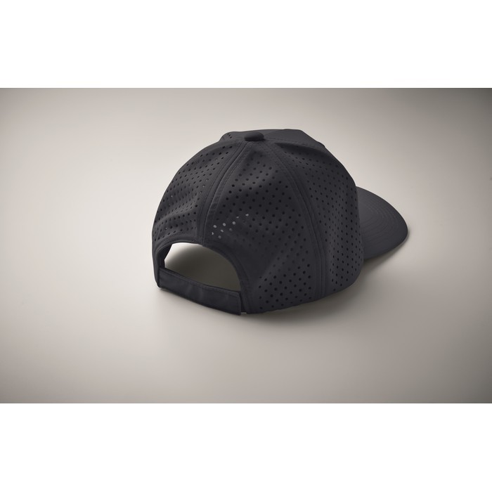 Gorra de poliéster con agujeros de ventilación y repelente al agua color azul marino vista fotografía tercera vista