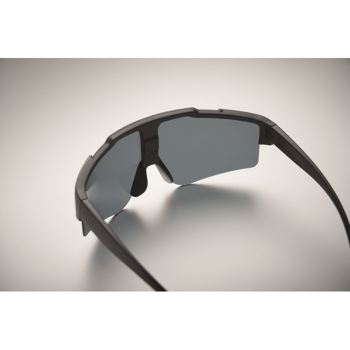 Gafas de sol deportivas con cristales de espejo y protección UV400 color negro vista fotografía quinta vista