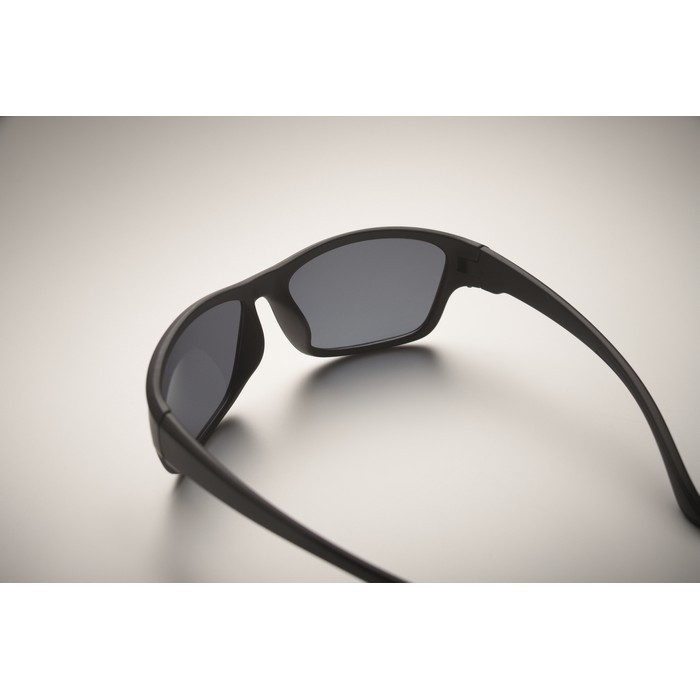 Gafas de sol deportivas con cristales de espejo y detalles a color color negro vista fotografía quinta vista Gafas de sol deportivas con cristales de espejo y detalles a color color negro vista fotografía quinta vista