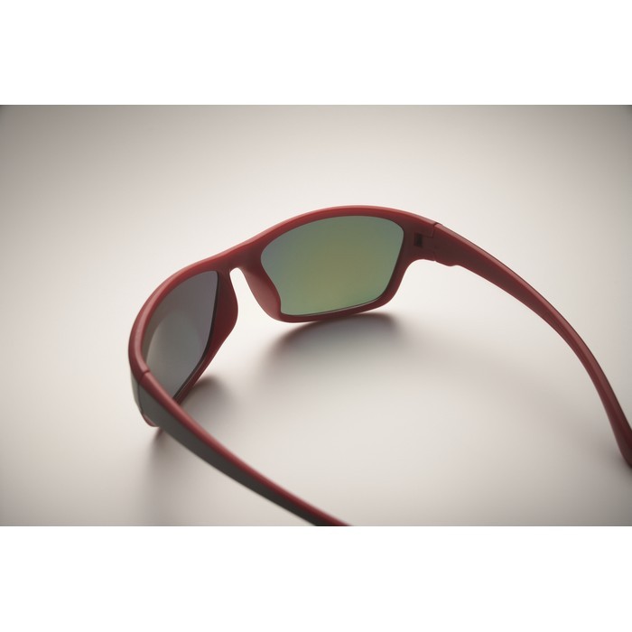 Gafas de sol deportivas con cristales de espejo y detalles a color color rojo vista fotografía quinta vista Gafas de sol deportivas con cristales de espejo y detalles a color color rojo vista fotografía quinta vista