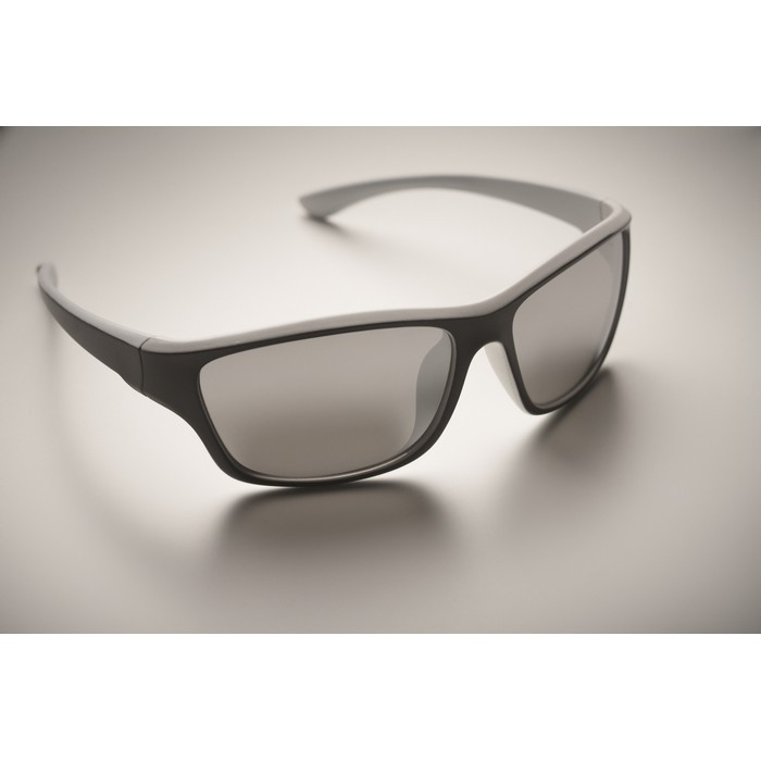 Gafas de sol deportivas con cristales de espejo y detalles a color color blanco vista fotografía cuarta vista Gafas de sol deportivas con cristales de espejo y detalles a color color blanco vista fotografía cuarta vista