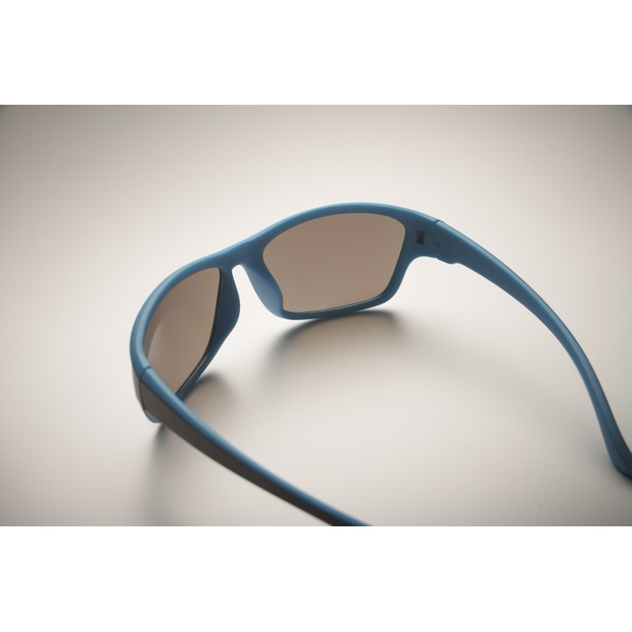 Gafas de sol deportivas con cristales de espejo y detalles a color color turquesa vista fotografía quinta vista Gafas de sol deportivas con cristales de espejo y detalles a color color turquesa vista fotografía quinta vista