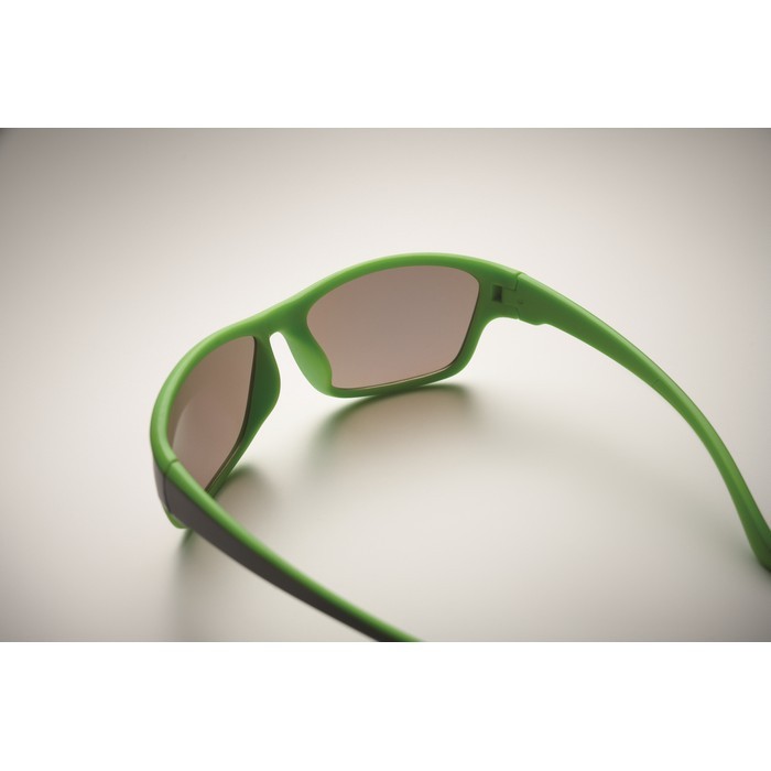 Gafas de sol deportivas con cristales de espejo y detalles a color color verde lima vista fotografía quinta vista Gafas de sol deportivas con cristales de espejo y detalles a color color verde lima vista fotografía quinta vista