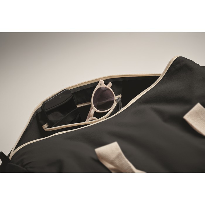 Bolsa de viaje con compartimiento lateral y detalles en color natural color negro vista fotografía quinta vista Bolsa de viaje con compartimiento lateral y detalles en color natural color negro vista fotografía quinta vista