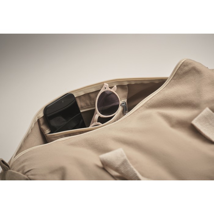 Bolsa de viaje con compartimiento lateral y detalles en color natural color caqui vista fotografía quinta vista Bolsa de viaje con compartimiento lateral y detalles en color natural color caqui vista fotografía quinta vista