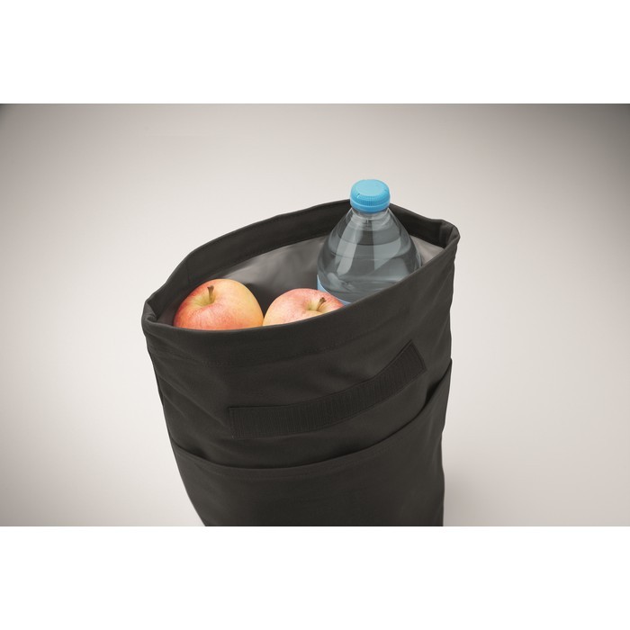Bolsa nevera personal con cierre rolltop y asa de transporte color negro vista fotografía cuarta vista Bolsa nevera personal con cierre rolltop y asa de transporte color negro vista fotografía cuarta vista