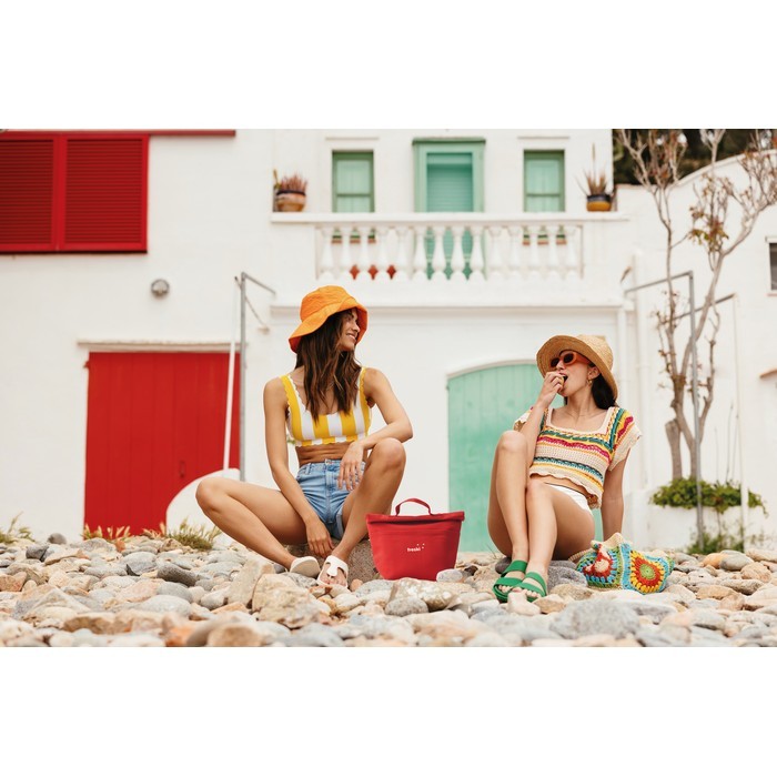 Bolsa nevera personal con cierre rolltop y asa de transporte color rojo segunda vista bodegón 2 Bolsa nevera personal con cierre rolltop y asa de transporte color rojo segunda vista bodegón 2