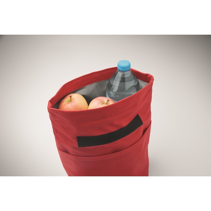 Bolsa nevera personal con cierre rolltop y asa de transporte color rojo vista fotografía cuarta vista Bolsa nevera personal con cierre rolltop y asa de transporte color rojo vista fotografía cuarta vista