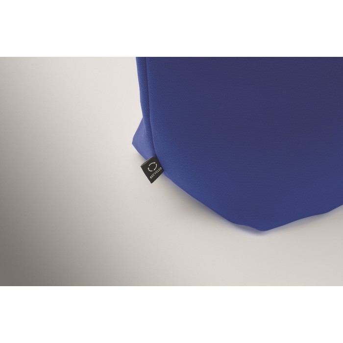 Bolsa nevera personal con cierre rolltop y asa de transporte color azul real vista fotografía quinta vista Bolsa nevera personal con cierre rolltop y asa de transporte color azul real vista fotografía quinta vista