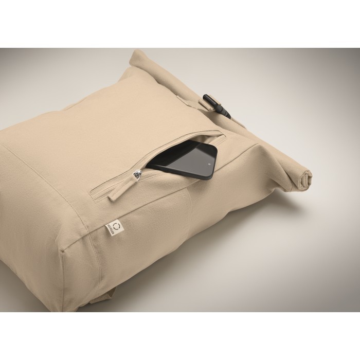 Mochila de cierre roll top de algodón reciclado con cremallera delante color beige vista fotografía cuarta vista Mochila de cierre roll top de algodón reciclado con cremallera delante color beige vista fotografía cuarta vista