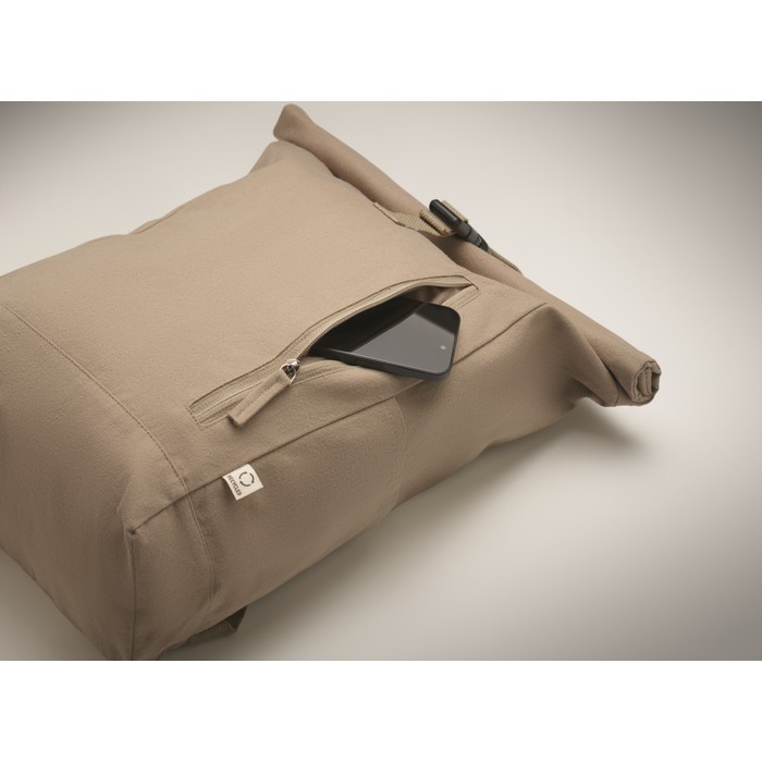 Mochila de cierre roll top de algodón reciclado con cremallera delante color caqui vista fotografía cuarta vista Mochila de cierre roll top de algodón reciclado con cremallera delante color caqui vista fotografía cuarta vista