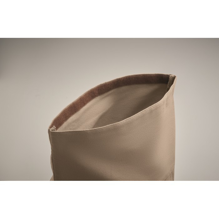 Mochila de cierre roll top de algodón reciclado con cremallera delante color caqui vista fotografía sexta vista Mochila de cierre roll top de algodón reciclado con cremallera delante color caqui vista fotografía sexta vista