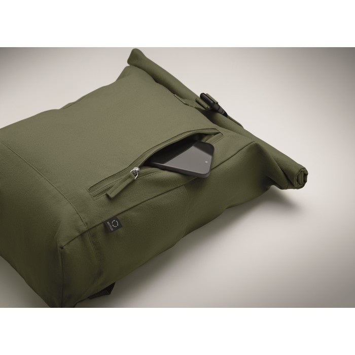 Mochila de cierre roll top de algodón reciclado con cremallera delante color verde militar vista fotografía cuarta vista Mochila de cierre roll top de algodón reciclado con cremallera delante color verde militar vista fotografía cuarta vista