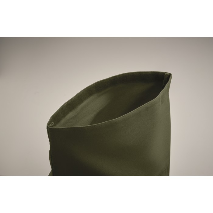 Mochila de cierre roll top de algodón reciclado con cremallera delante color verde militar vista fotografía sexta vista Mochila de cierre roll top de algodón reciclado con cremallera delante color verde militar vista fotografía sexta vista