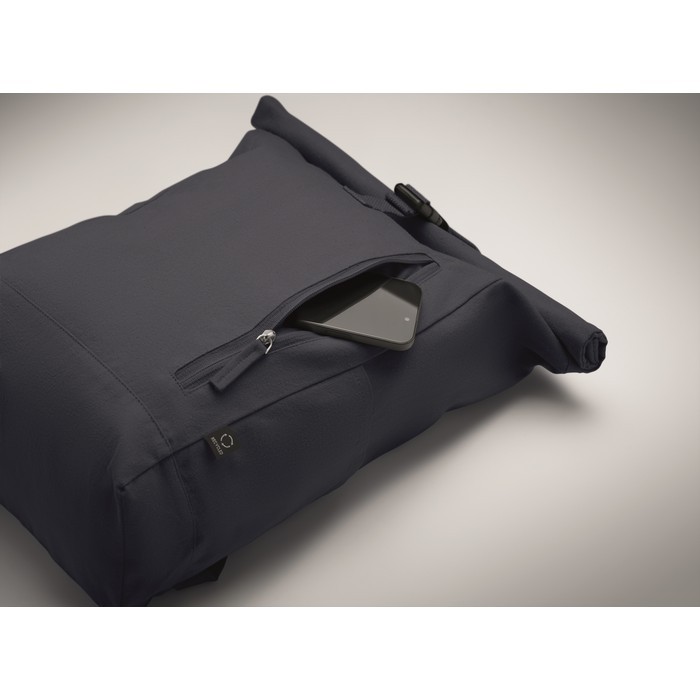 Mochila de cierre roll top de algodón reciclado con cremallera delante color azul marino vista fotografía cuarta vista Mochila de cierre roll top de algodón reciclado con cremallera delante color azul marino vista fotografía cuarta vista