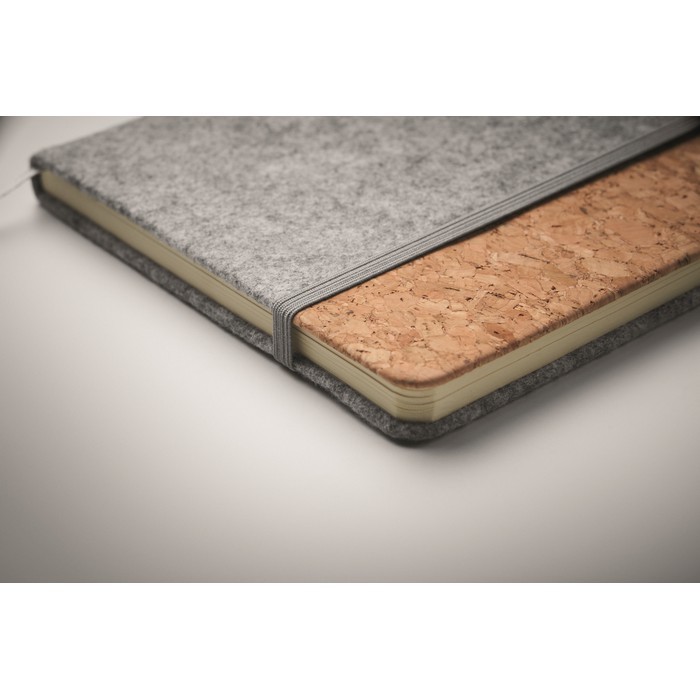 Libreta con tapa de fieltro RPET y corcho páginas a rayas A5 color gris vista fotografía cuarta vista