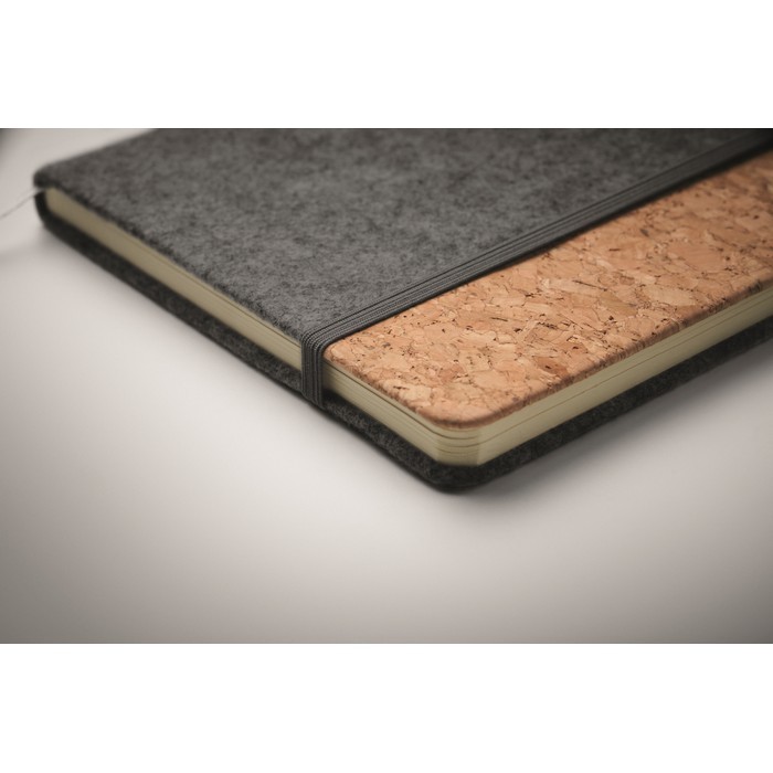 Libreta con tapa de fieltro RPET y corcho páginas a rayas A5 color gris oscuro vista fotografía cuarta vista