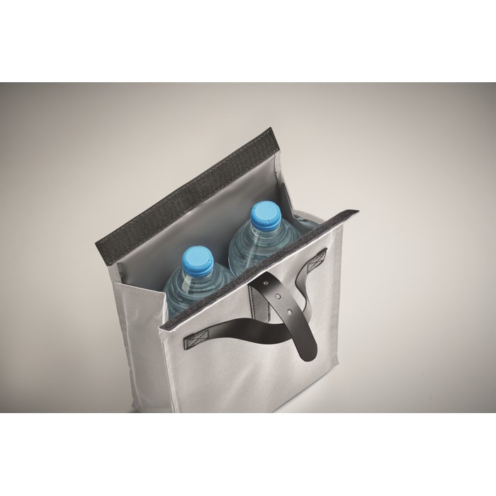 Bolsa nevera rolltop de poliéster con asa y cierre de cuero color blanco vista fotografía cuarta vista Bolsa nevera rolltop de poliéster con asa y cierre de cuero color blanco vista fotografía cuarta vista