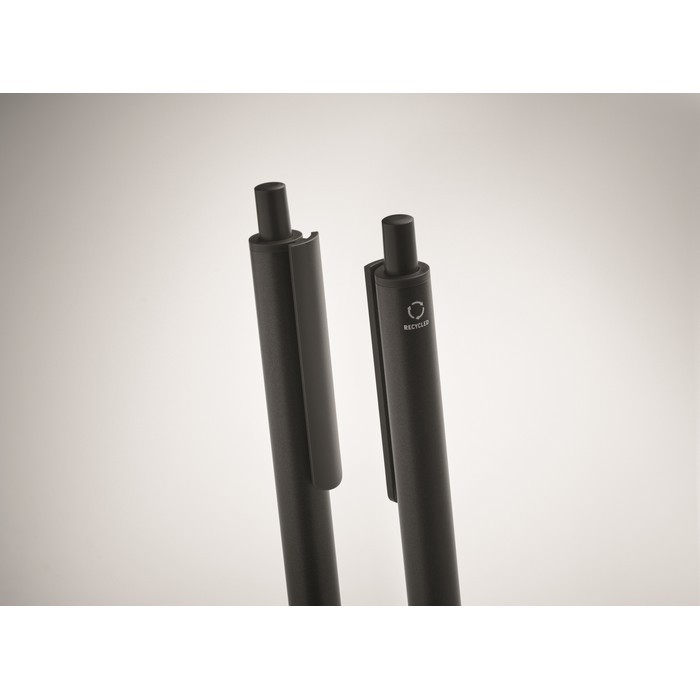 Caja con bolígrafo de tinta grafito y el otro tinta azul color negro vista fotografía cuarta vista Caja con bolígrafo de tinta grafito y el otro tinta azul color negro vista fotografía cuarta vista