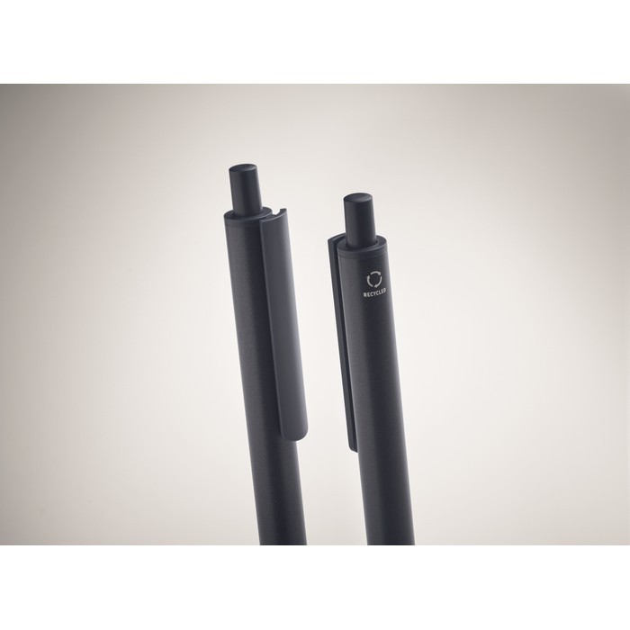 Caja con bolígrafo de tinta grafito y el otro tinta azul color azul marino vista fotografía cuarta vista Caja con bolígrafo de tinta grafito y el otro tinta azul color azul marino vista fotografía cuarta vista