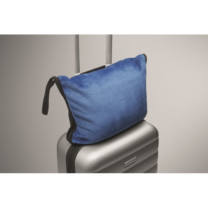 Manta o almohada para viajes con tira para trolley 220 g/m2 color azul vista fotografía tercera vista Manta o almohada para viajes con tira para trolley 220 g/m2 color azul vista fotografía tercera vista