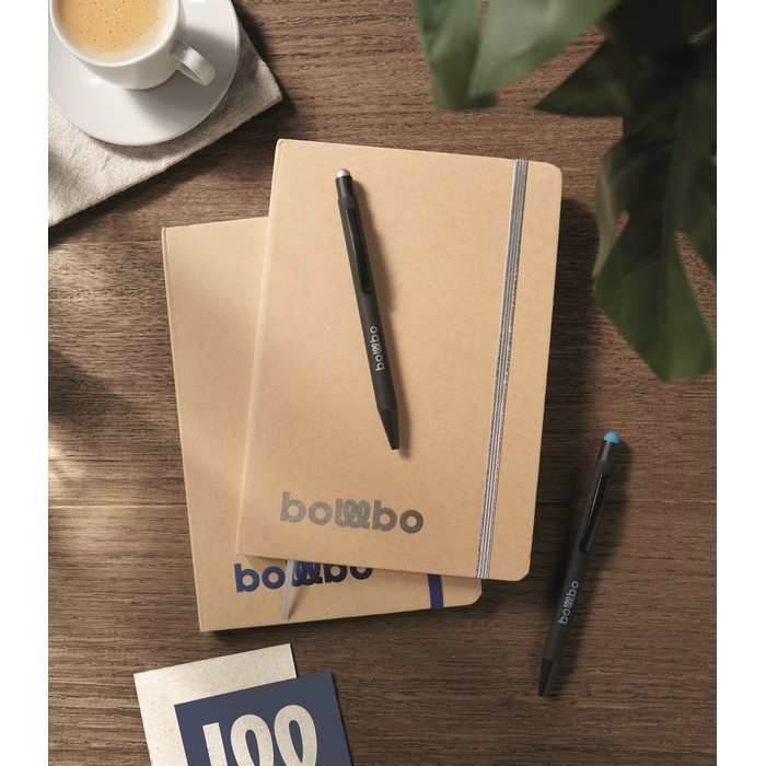 Libreta de cartón con banda y marca páginas a color hojas a rayas A5 color plateado vista bodegón principal Libreta de cartón con banda y marca páginas a color hojas a rayas A5 color plateado vista bodegón principal