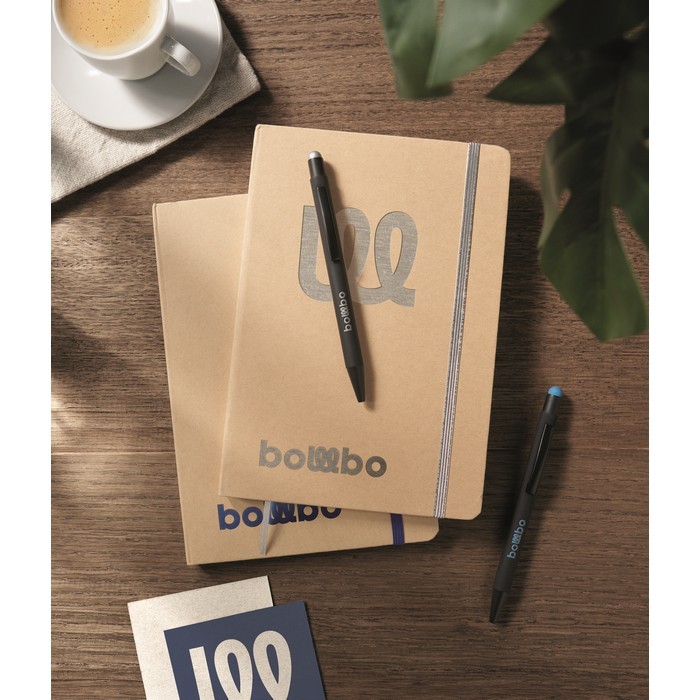 Libreta de cartón con banda y marca páginas a color hojas a rayas A5 color plateado segunda vista bodegón principal Libreta de cartón con banda y marca páginas a color hojas a rayas A5 color plateado segunda vista bodegón principal